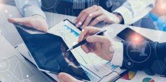 Une tablette et des graphiques