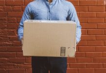 Homme avec un carton